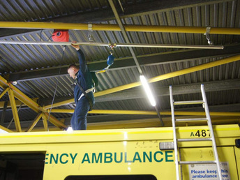 室內鋼結構起重提升防墜器應用案例.jpg 室內鋼結構起重提升防墜器應用案例.jpg